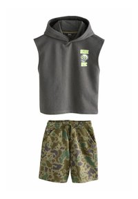 Grijze mouwloze hoodie met groene grafische print en camouflage shorts in groen- en bruintonen, elastische tailleband en zijzakken.
