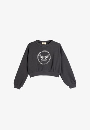 Grijze cropped sweatshirt van zachte stof. Heeft een ronde hals, lange mouwen en een witte vlinderafbeelding met de tekst "GOOD VIBES".