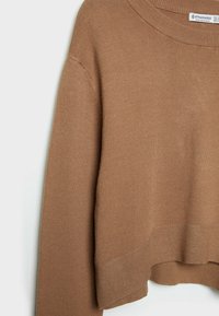 Suéter tejido marrón con cuello redondo, hombros caídos y dobladillo recortado. Textura suave, diseño sin costuras y puños de canalé.