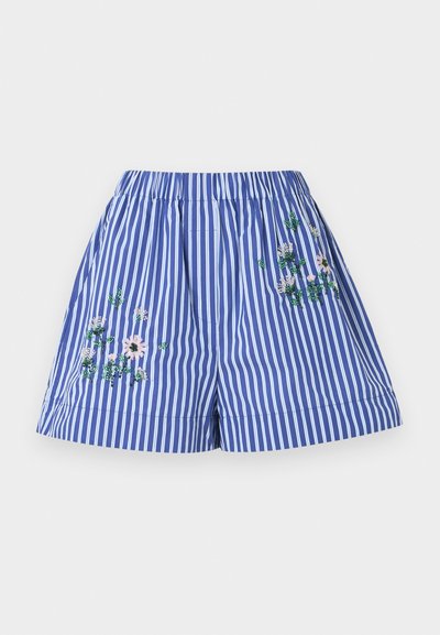 Short rayé vertical bleu et blanc avec une ceinture élastique et une broderie florale sur les deux côtés.