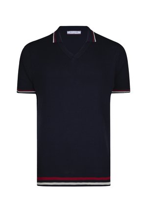 Marineblå kortærmet polo-shirt med struktureret stof, V-hals og kontrasterende røde og hvide stribede detaljer på kraven og kanten.