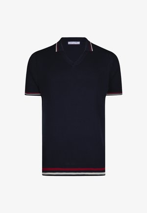 Tumedav sinine lühikeste varrukatega polo särk tekstuuriga kangast, V-kaelusega ja kontrastsete punase ja valge triibuliste aktsentidega kaeluses ja servas.