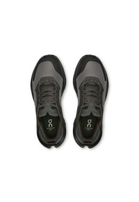 Graue Laufschuhe mit einem atmungsaktiven Mesh-Obermaterial, gepolstertem Kragen und strukturiertem Zwischensohlenteil. Mit Logo auf der Einlegesohle und verstärktem Absatz.