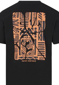 Juoda medvilnės marškinėlių su dideliu oranžiniu ir navy grafiniu dizainu, turinčiu abstrakčius raštus ir tekstą "PROTEST SPORTSWEAR" apačioje.
