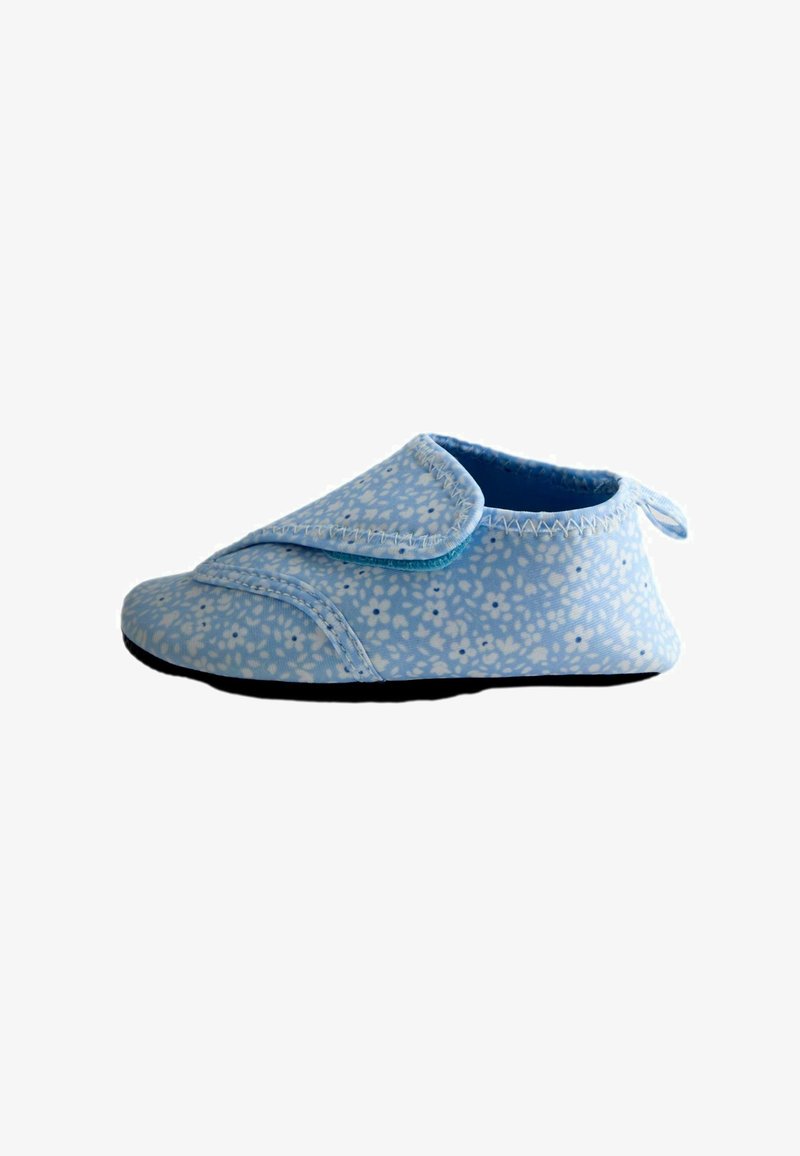 Chaussure bébé bleu doux à motif floral blanc, bride réglable avec Velcro, et semelle noire.