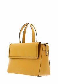 Sac à main en cuir jaune au design structuré, doté d'un rabat à rabat, de deux poignées et d'accents de surpiqûres noires contrastantes.