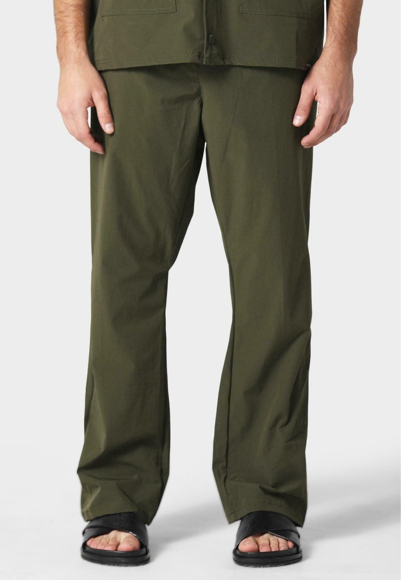 Pantalones livianos de color verde oliva con un diseño de pierna recta. Fabricados con una tela suave, con una textura lisa y detalles de costura mínimos.