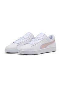 Scarpe da ginnastica bianche con una parte superiore in pelle liscia, dotate di un Swoosh rosa chiaro, lacci piatti e una suola imbottita per il comfort.