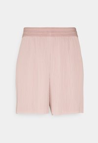 Pantalones cortos rosa empolvado con pliegues y cintura elástica. Textura suave, corte de longitud media, con canalé vertical y dobladillo limpio.