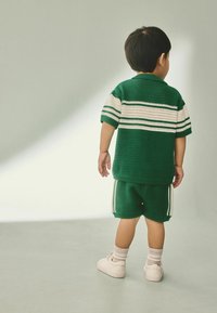 Next REGULAR FIT -  TEXTURED REVERE COLLAR SET - Šortky - green white