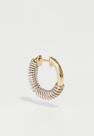 Pendientes de aro en oro y plata con un diseño de plata en espiral y un acento liso en oro, equipado con un cierre de pestillo seguro.