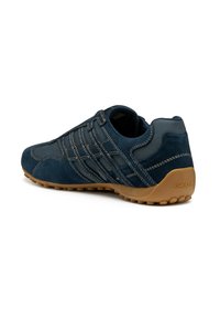 Sneaker in suede blu navy con cuciture a contrasto, punta tonda e suola in gomma. Presenta pannelli laterali in mesh traspirante e tallone con marchio.