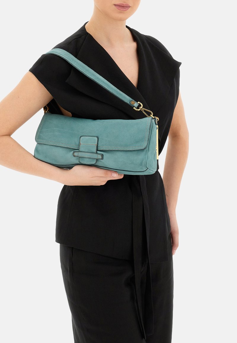 Borsa a tracolla in pelle verde acqua con patta, forma rettangolare e dettagliucuciti. Presenta un accento in metallo dorato e una tracolla removibile.