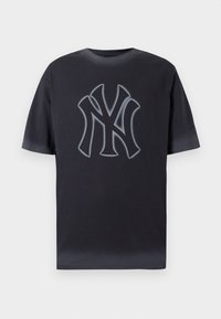 T-shirt de algodão cinza escuro com um logo proeminente de NYC em cinza contrastante ao centro. Mangas curtas e um design clássico de gola redonda.