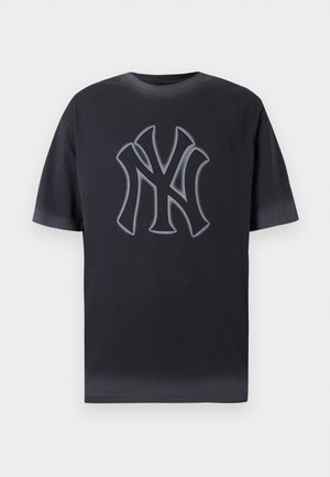 Tumehallist puuvillane T-särk, millel on silmapaistev hall NYC logo kontrastse keskmise kohal. Lühikesed varrukad ja klassikaline ümmargune kaelus.