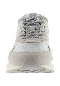 Sneaker grigie chiare realizzate in suede e mesh. Presentano lacci testurizzati, dettagli morbidi, una suola spessa e sottili particolari di colore.