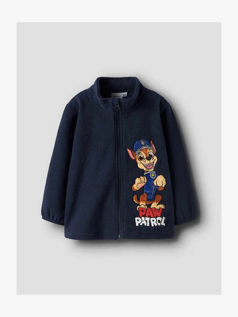 Chaqueta polar azul marino para niños con cremallera, con el personaje Chase de Paw Patrol, que lleva un sombrero y uniforme de policía en el lado derecho.