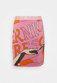 Jupe crayon en tricot rose avec un texte orange audacieux et des graphismes de mains. Dotée d'une taille contrastante étiquetée "ICEBERG". Texture lisse.