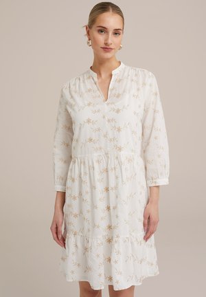 Rochie albă cu broderie florală în nuanțe de bej. Dispune de guler, mâneci lungi și o fustă strânsă în pliuri. Material texturat.