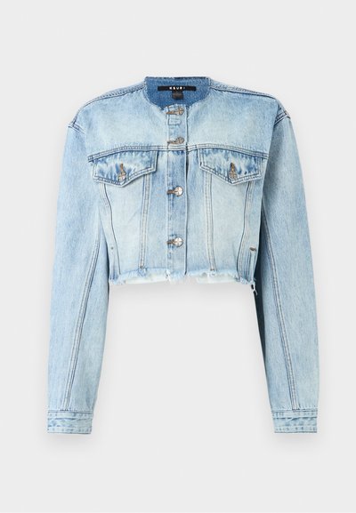 Φωτεινό μπλε cropped τζιν μπουφάν με μεταλλικά κουμπιά κλεισίματος, δύο μπροστινές τσέπες στο στήθος και φινίρισμα με ακατέργαστο τελείωμα.