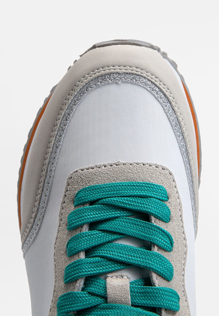 Sneaker mit einem weißen Textil-Obermaterial, grauen Wildlederakzenten, türkisfarbenen Schnürsenkeln und einem silbernen Rand entlang der Kante; Gummisohle mit orangenen Details.