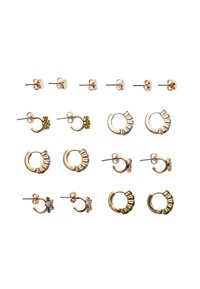 Sæt af øreringe i guldtoner, inklusive studs og hoops, med krystaller, teksturerede detaljer og forskellige former.
