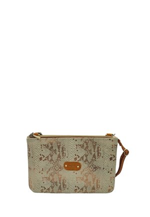 Petit sac poignet beige avec motif serpent marron, fermeture éclair, et une sangle en cuir ainsi qu'un patch logo indiquant "mila louise".