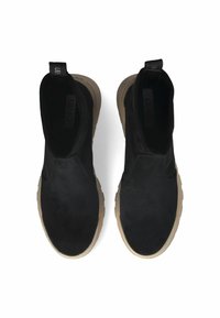 Stivali alla caviglia in suede nero con punta rotonda, suola in gomma leggera a contrasto e linguetta sul retro per una facile calzata.