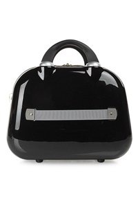 Bolso de mano negro brillante con un diseño curvado, detalles de hardware plateado, una correa gris y un mango redondeado. Cuenta con cuatro pequeñas patas en la base.