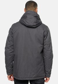 Grijze hoodie-jack met een relaxed fit, gemaakt van een zachte, gestructureerde stof. Beschikt over een capuchon met trekkoord en subtiele stiksel-details.