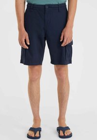 Bermudas de navegación de tejido ligero, con bolsillos laterales, cierre de botón y dobladillo recto. Combinadas con chanclas navy.