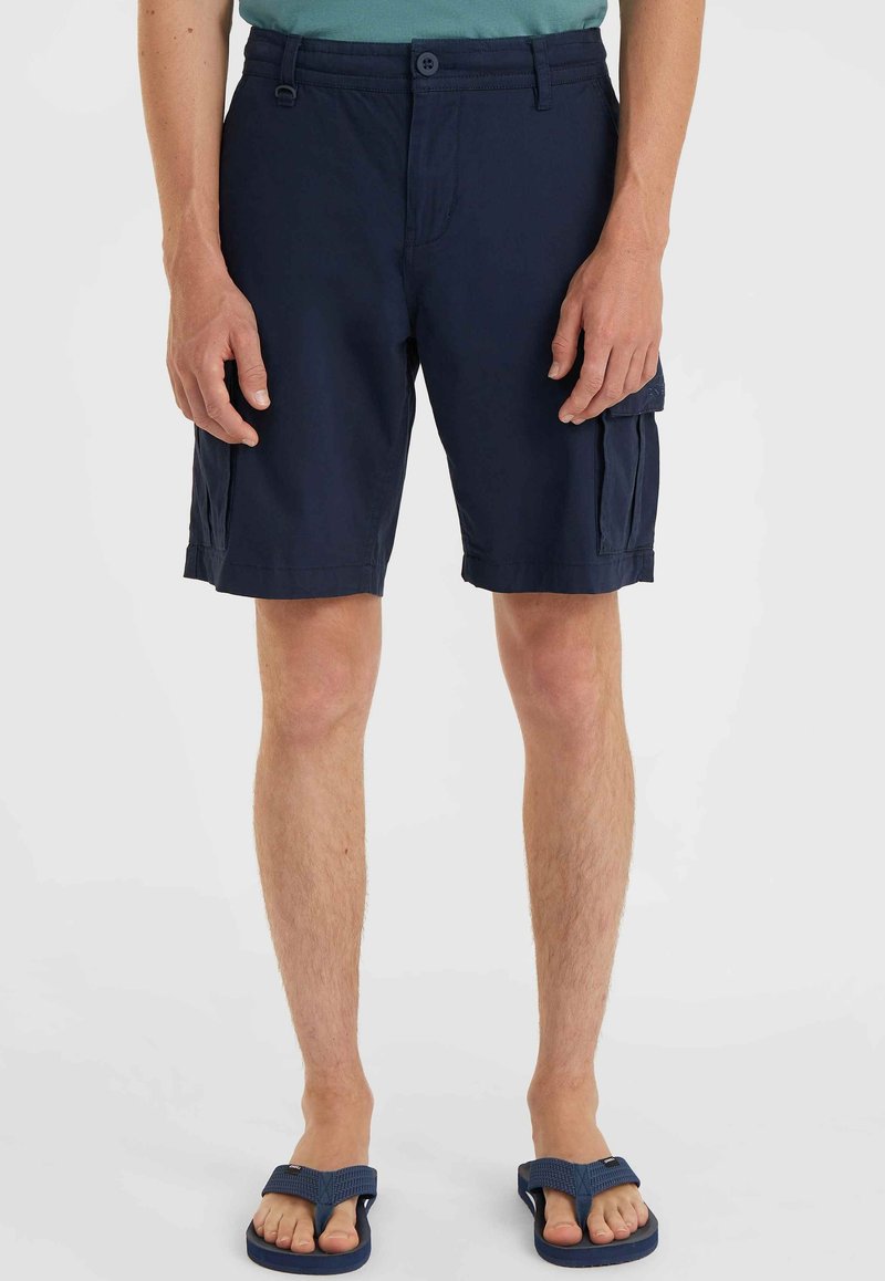 Bermudas de navegación de tejido ligero, con bolsillos laterales, cierre de botón y dobladillo recto. Combinadas con chanclas navy.
