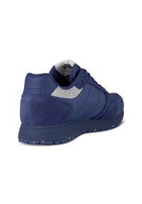 Sneaker blu navy con materiali in suede e pelle testurizzati, caratterizzati da un accento grigio a motivo e una suola in gomma flessibile con un design leggermente maculato.