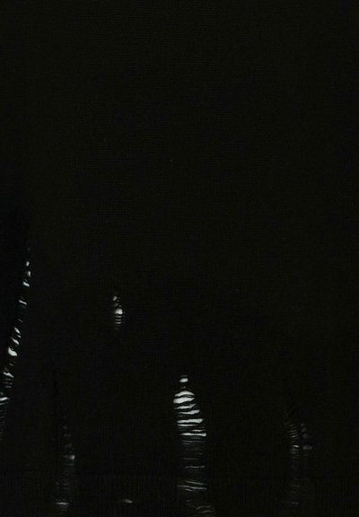 Felpa nera caratterizzata da aree strappate con bordi sfilacciati, realizzata in un tessuto morbido dal tocco liscio. Tra i punti salienti ci sono diversi modelli di strappi.