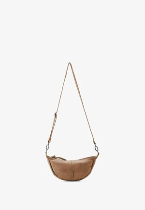 Sac en cuir marron en bandoulière avec une forme courbée, une sangle réglable et une fermeture zippée. Texture lisse avec des détails matériels minimalistes.
