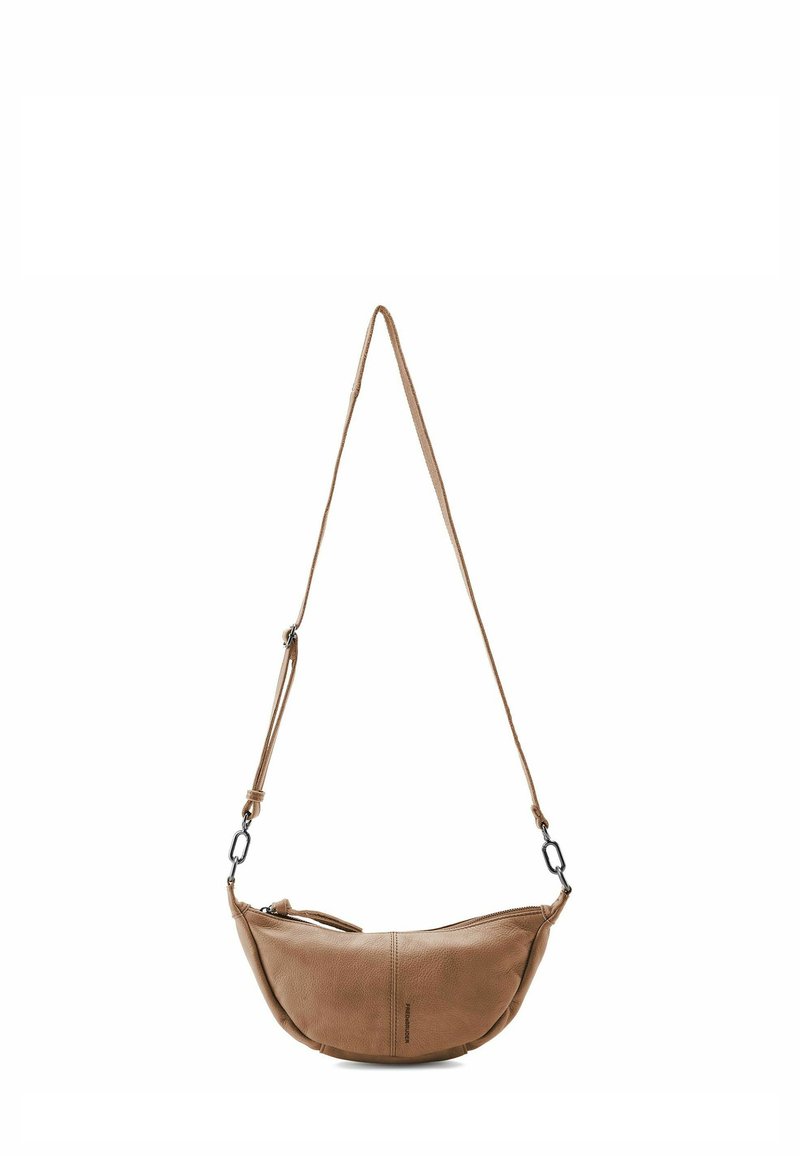 Bolso de cuero marrón tipo bandolera con forma curvada, correa ajustable y cierre con cremallera. Textura suave con detalles de herrajes mínimos.