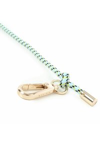 Guinzaglio in blu chiaro con motivi neri e gialli; dotato di clip e accessori in metallo dorato per il fissaggio.
