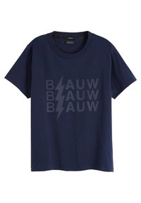 Camiseta de algodón azul marino con un atrevido gráfico de rayo gris y el texto repetido "BLAUW" en letras mayúsculas. Manga corta, cuello redondo.