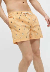 Costume de baie cu dungi portocalii și șnur, decorat cu mici modele de pești albaștri. Realizat dintr-un material ușor, acesta are buzunare laterale.