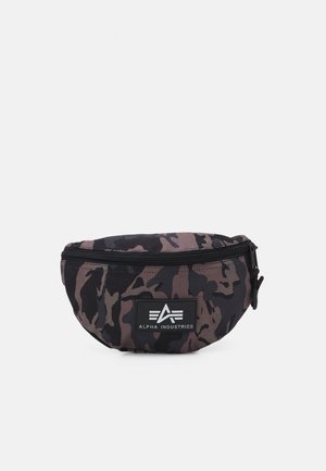 Gürteltasche im Camouflage-Muster mit schwarzem Reißverschluss und Alpha Industries Logo-Patch auf der Vorderseite, vor einem schlichten hellen Hintergrund.
