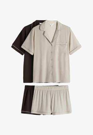 To sæt af kortærmede knap-op toppe med kraver og matchende elastiske taljeshorts, den ene beige og den anden mørkebrun med hvide piping.