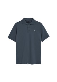 Polo de color azul oscuro hecho de algodón, con cuello y tres botones. Presenta un pequeño logo bordado en el lado izquierdo.
