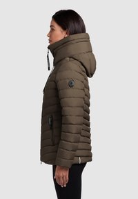 Chaqueta puffer marrón con un collar alto y capucha, que presenta un texturizado acolchado, bolsillos laterales con cierre y detalles de hardware negro.