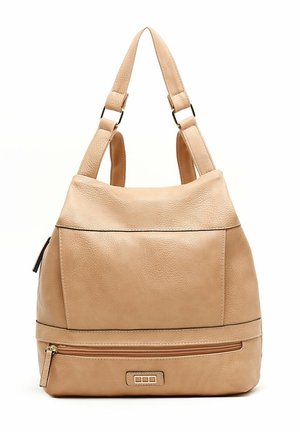 Beige Ledertasche mit zwei verstellbaren Trägern, einer vorderen Reißverschlusstasche und einem Umschlag-Design oben.