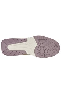 Suela de zapato de goma con una base morada y un patrón texturizado, acentos blancos y un emblema circular en el centro.