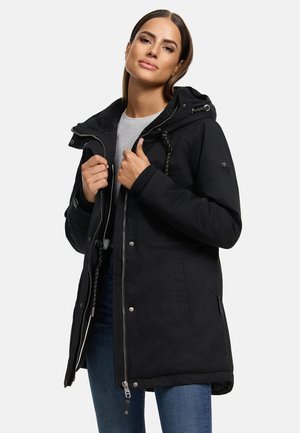 Zwarte parka jas met afneembare capuchon, ritssluiting, voorzakken en trekkoorden. Draag over een grijze top en denim jeans.