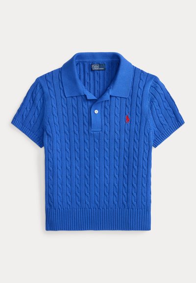 Polo à manches courtes bleu en tricot torsadé avec col, patte à deux boutons, ourlet côtelé et petit logo rouge brodé sur la poitrine.