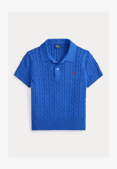 Polo à manches courtes bleu en tricot torsadé avec col, patte à deux boutons, ourlet côtelé et petit logo rouge brodé sur la poitrine.