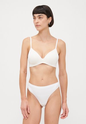 Witte bh met een glad ontwerp, voorzien van verstelbare bandjes en een V-halslijn. Gecombineerd met bijpassende witte hipster-stijl onderbroek.