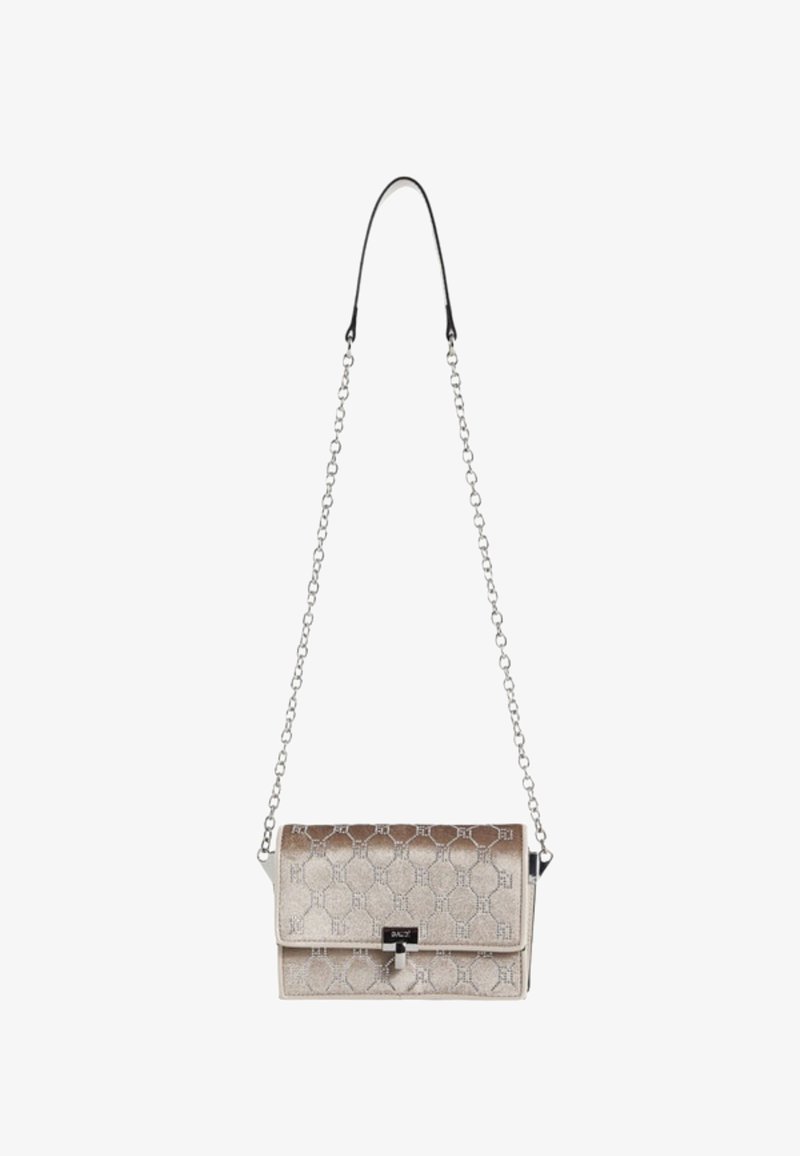 Borsa a mano rettangolare in tono argento con un motivo geometrico testurizzato, dotata di una tracolla a catena e una chiusura a pattina con un gancio metallico.